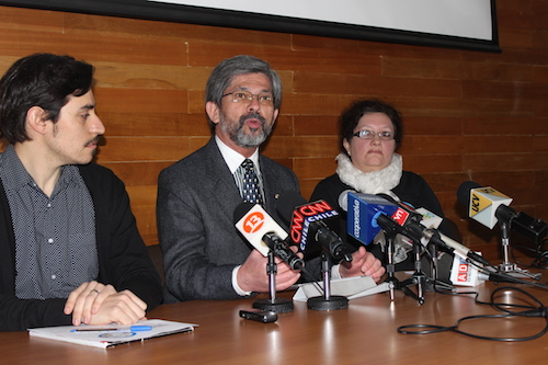 Sebastián Peña, coordinador del Frente por Un Reforma Tributaria Saludable, Roberto Del Águila, Representante de la OPS/OMS en Chile, y Sonia Covarrubias, coordinadora de Chile Libre de Tabaco. 