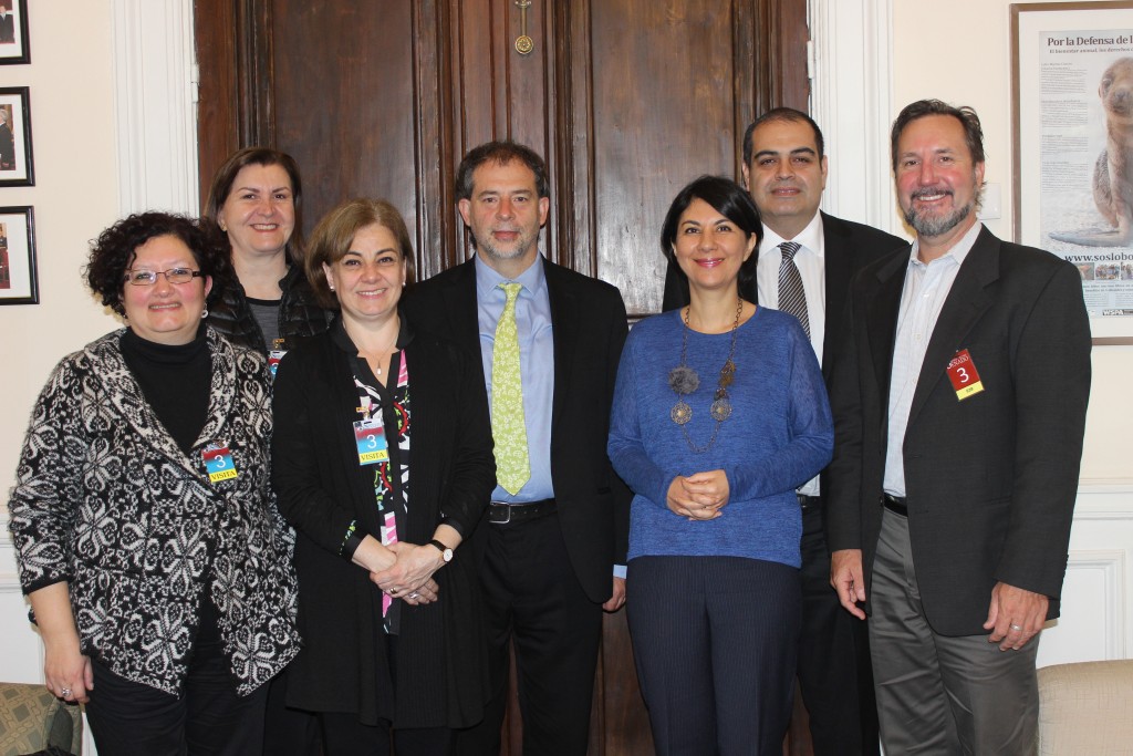 Senador Guido Girardi, junto a delegación internacional y parte del equipo de Chile Libre de Tabaco. 